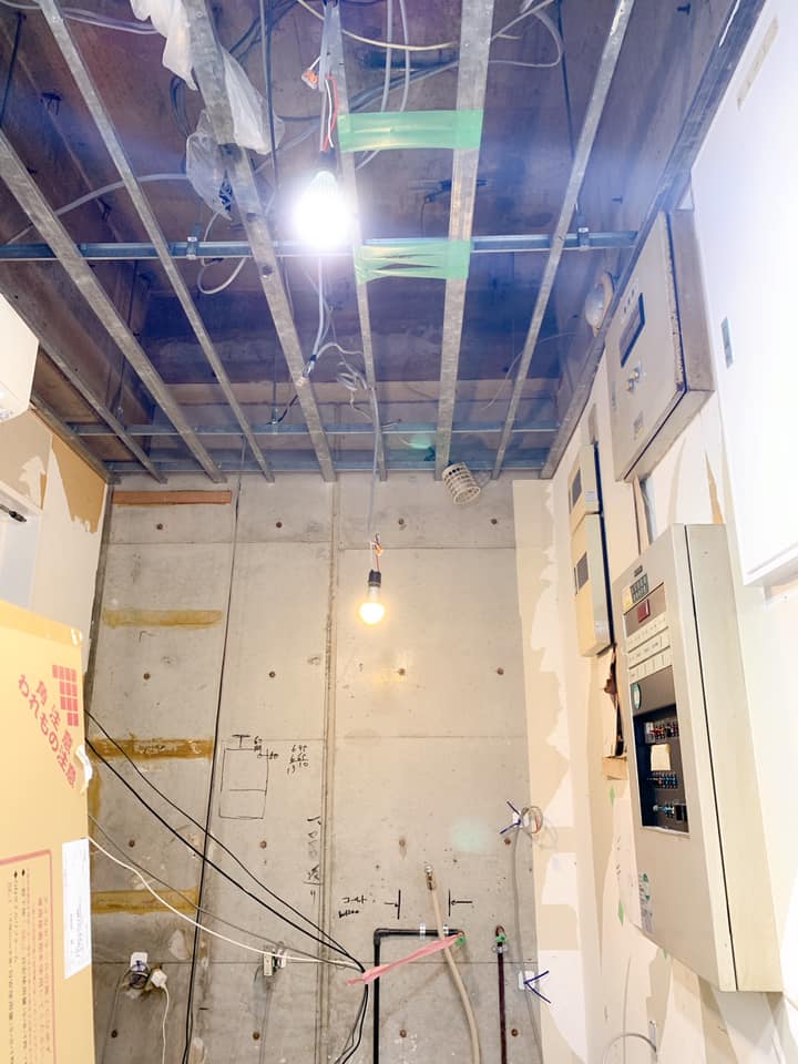 テイクアウト専門のシェアキッチンの内部の床と壁の工事