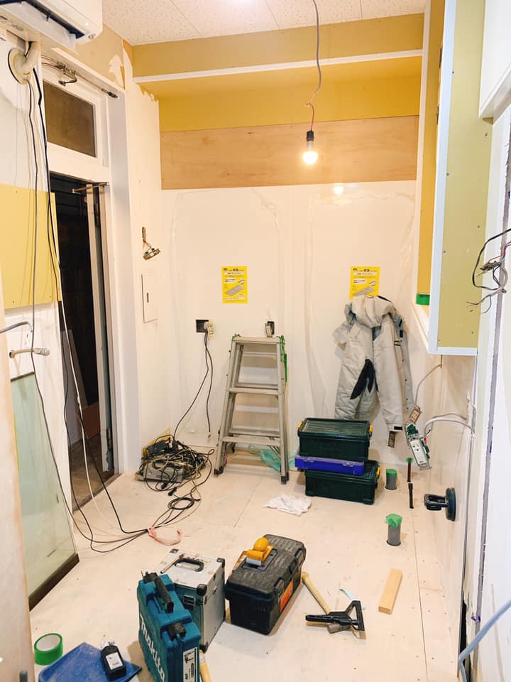 テイクアウト専門のシェアキッチンの内部の床と壁の工事
